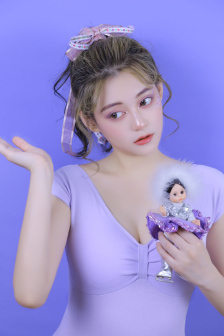父母谈恋爱被女儿撞见瞬间害羞